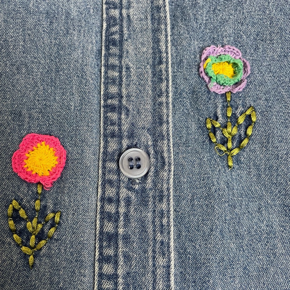 Cute Flower Embroidered Vintage Denim Button Down Size S - Picture 2 of 4